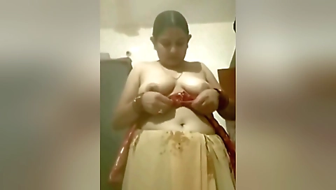 Sexy Desi Wife Showing Her Boobs