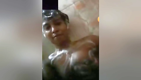 Today Exclusive- Desi Village Girl Bathing On Video Call