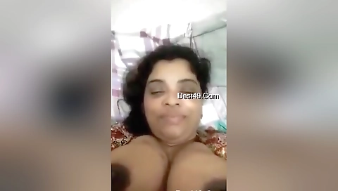 Today Exclusive- Lankan Bhabhi Showing Her Big Boobs
