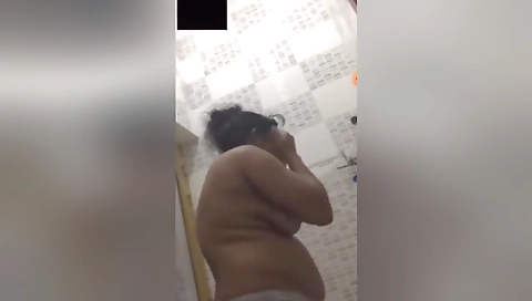 Today Exclusive- Lankan Bhabhi Showinh Bathing On Video Call