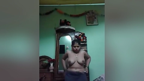 Today Exclusive- Boudi Strip Her Saree And Showing Her Nude Body