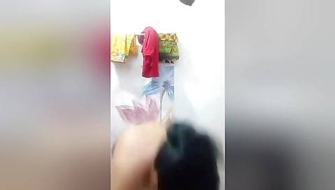 Sexy Desi Girl Bathing
