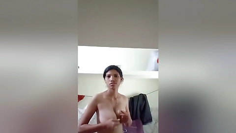 Today Exclusive- Desi Girl Showing Boobs