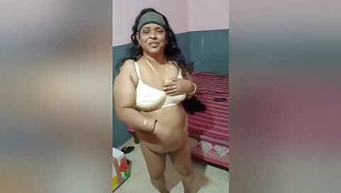Desi Aunty Shows Her Boobs And Pussy To Lover