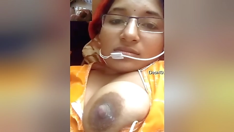 Sexy Bhabhi Shows Milky Boobs