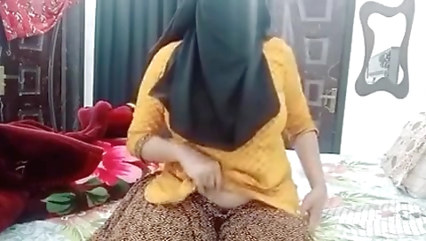 Pakistani student 18+ Girl In Hijaab Masturbating In Front Of His Boyfriend With Dirty Talking Hindi