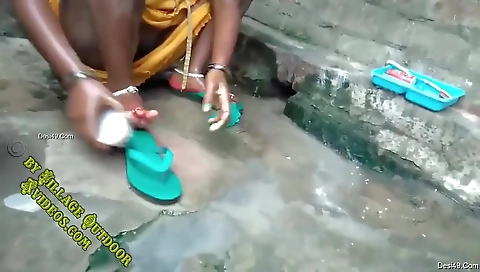 Today Exclusive- Desi Village Bhabhi Outdoor Bathing Record For Lover