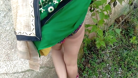 Sonali Randi Ne Khet Me Public Ke Beech Choot Me Fingering Kiya