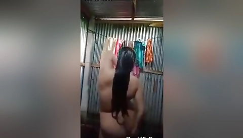 Today Exclusive- Sexy Boudi Bathing