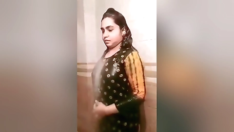 Today Exclusive- Sexy Bangla Girl Bathing