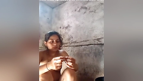 Today Exclusive- Desi Village Anju Bhabhi Showing Boobs