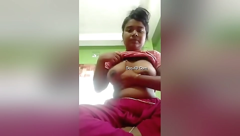 Hot Bangla Mall Shows Her Boobs