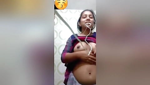 Desi Girl Shows Her Boobs On Vc