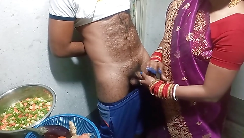 Ladki Ne Kitchen Me Land Hilaya - Handjob In Kitchen