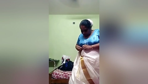 Mallu Bhabhi Shows Her Boobs