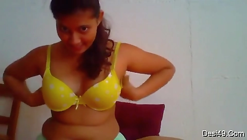 Today Exclusive-sexy Tamil Girl Showing Her Boobs
