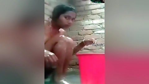 Today Exclusive- Desi Village Girl Bathing