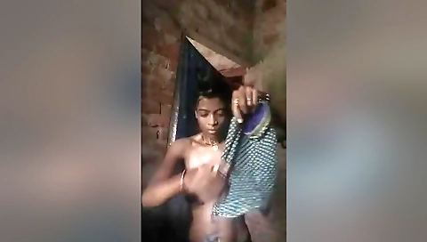 Today Exclusive- Village Bhabhi Wearing Cloths After Bathing