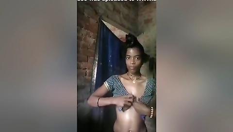 Today Exclusive- Village Bhabhi Wearing Cloths After Bathing