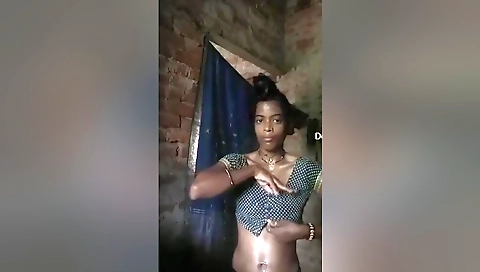 Today Exclusive- Village Bhabhi Wearing Cloths After Bathing