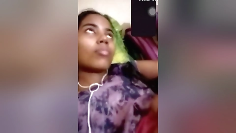 Today Exclusive- Desi Girl Showing Her Boobs On Video Call