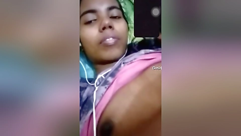Today Exclusive- Desi Girl Showing Her Boobs On Video Call