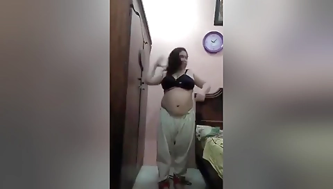 Horny Paki Bhabhi Shows Her Boobs
