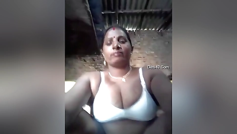 Today Exclusive-big Boob Desi Bhabhi Showing Her Boobs And Pussy