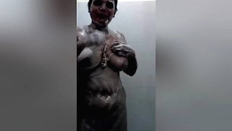 Today Exclusive- Desi Mallu Bhabhi Bathing