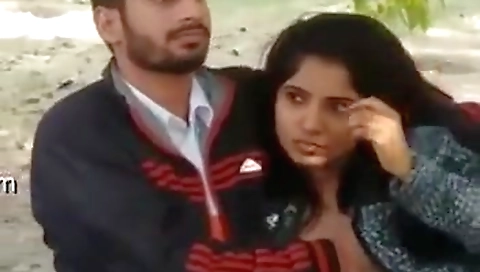 Exclusive- Hot Look Desi Girl Blowjob In Park