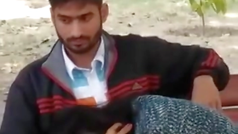 Exclusive- Hot Look Desi Girl Blowjob In Park