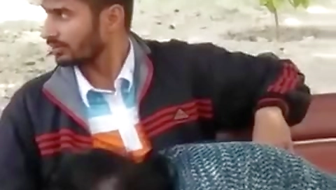 Exclusive- Hot Look Desi Girl Blowjob In Park