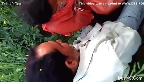 Exclusive- Desi Mature Cheating Wife Outdoor Sex With Lover