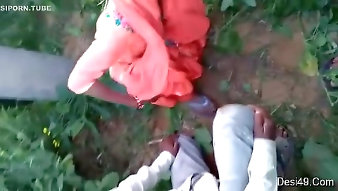 Exclusive- Desi Mature Cheating Wife Outdoor Sex With Lover