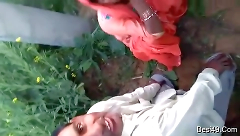 Exclusive- Desi Mature Cheating Wife Outdoor Sex With Lover