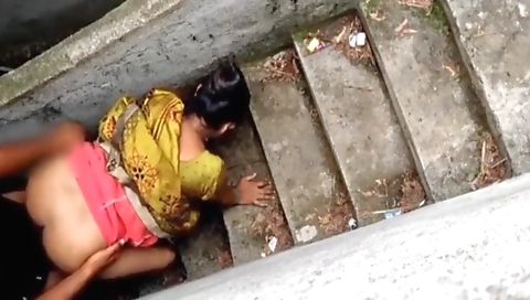 Desi Bhabhi Ko Sidhi Me Choda Hot Indian Bhabhi Fucking In Top Of House