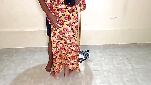 Kamwali Aunty Ko Land Chuswa Kar Dinbhar Chodayi Pelam Kiya - Queen Rima