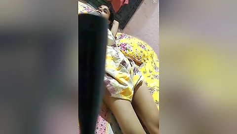 Desi Bhabhi Rubbing Her Pussy