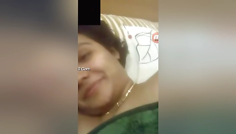 Today Exclusive -desi Bhabhi Shows Her Big Boobs