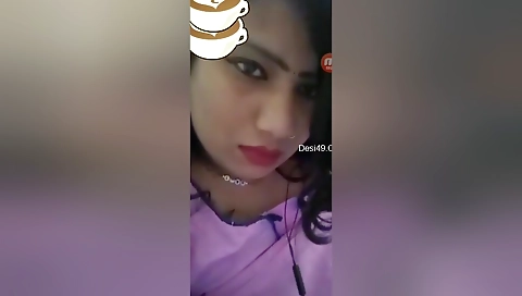 Hot Desi Girl Shows Her Boobs