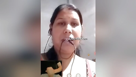 Today Exclusive- Sexy Boudi Showing Her Boobs