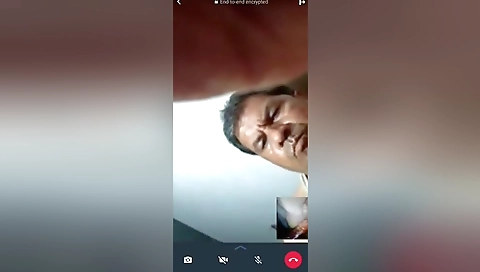 Today Exclusive-desi Mature Wife Boobs Showing Hubby To Friend On Video Call