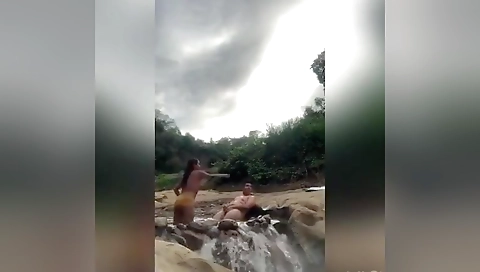 Pijaos Culiando En Una Cascada
