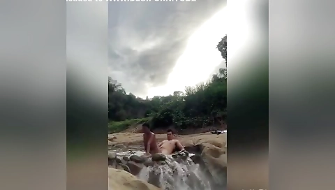 Pijaos Culiando En Una Cascada