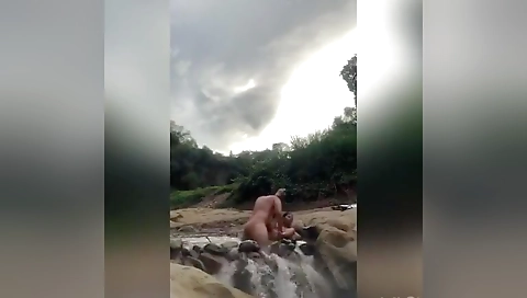 Pijaos Culiando En Una Cascada