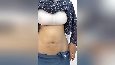 Bhen Ki Gand Dekhi Aur Dosto Ko Bi Video Banakr Maje Diye