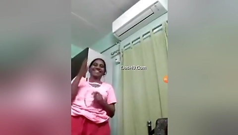 Today Exclusive- Sexy Bhabhi Showing Boobs On Video Call