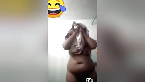 Today Exclusive-lankan Bhabhi Showing Her Bathing On Video Call