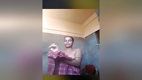 Today Exclusive- Desi Boudi Record Her Bathing Video For Lover