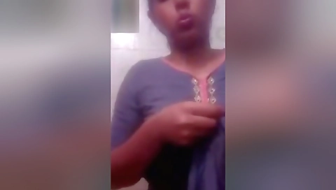 Exclusive- Sexy Look Indian Girl Showing Her Boobs On Video Cal